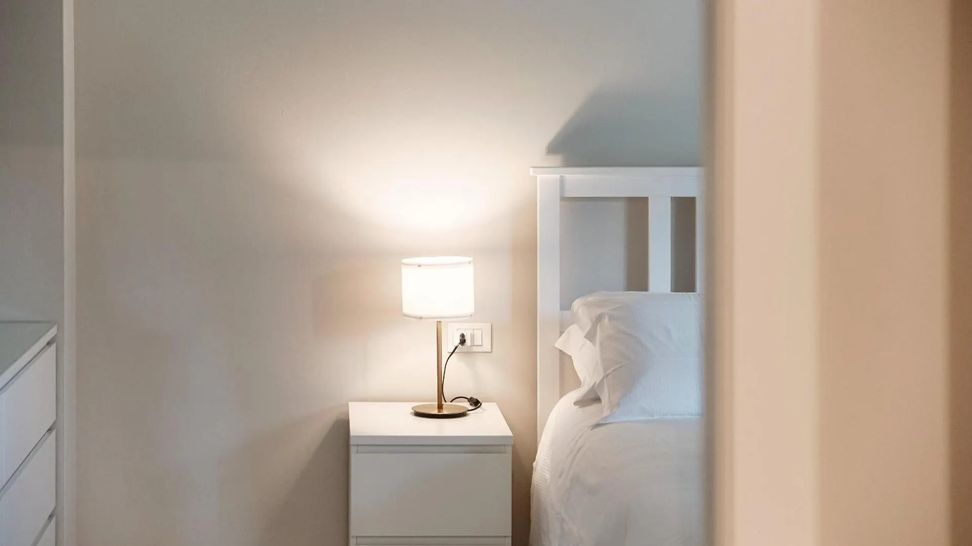 Cream Home - The House Of Travelers Como Italië