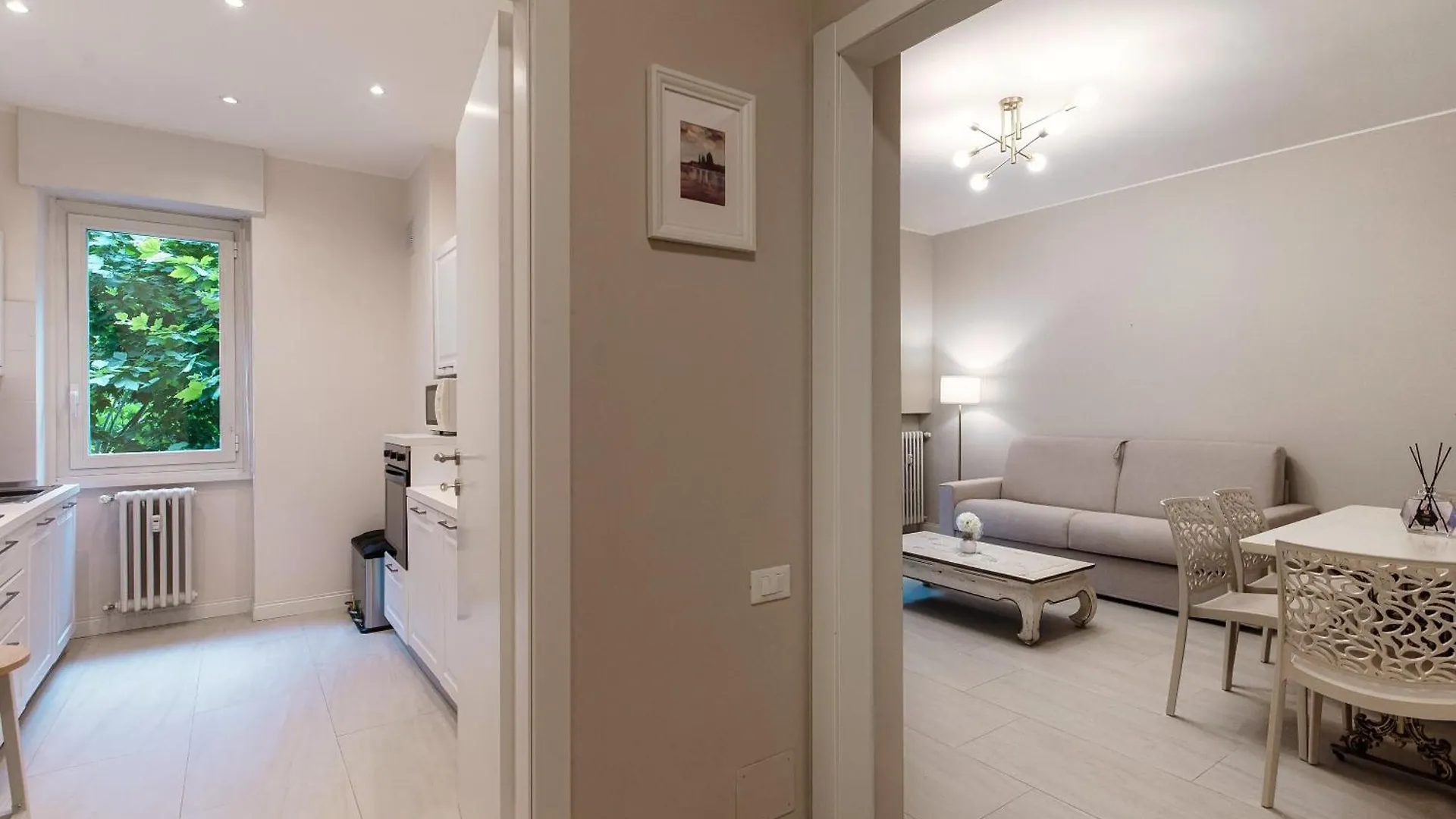 Cream Home - The House Of Travelers Como Appartement