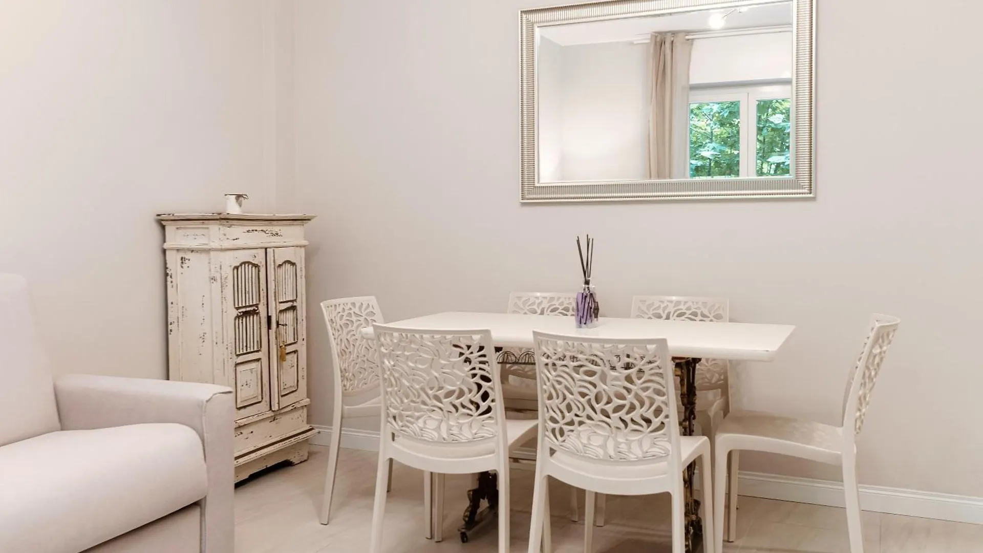 Cream Home - The House Of Travelers Como 0*,  Italië