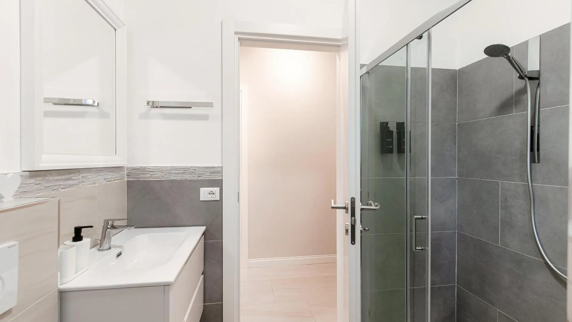 Cream Home - The House Of Travelers Como 0*,