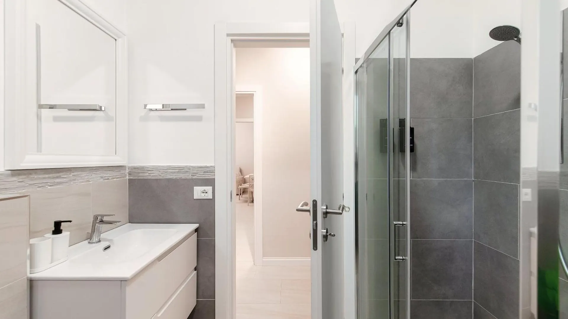 Cream Home - The House Of Travelers Como Appartement