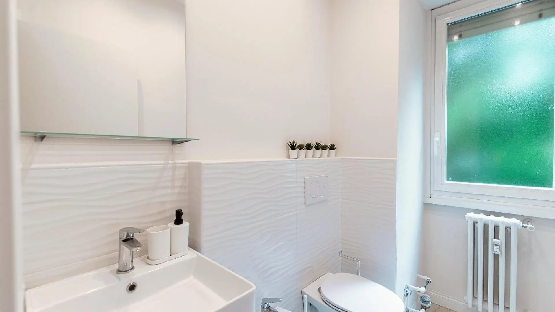 Cream Home - The House Of Travelers Como Italië