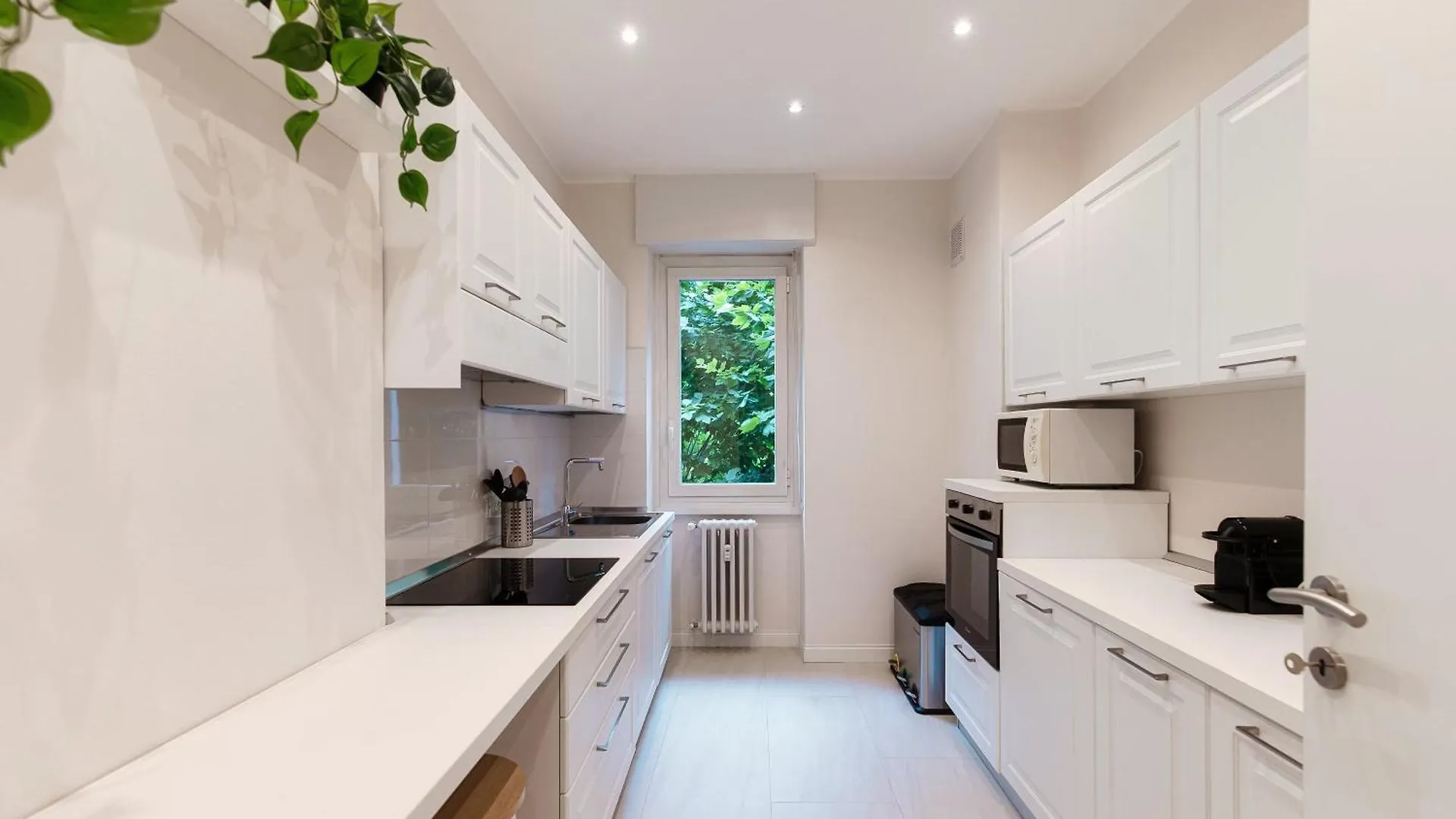 Cream Home - The House Of Travelers Como Appartement