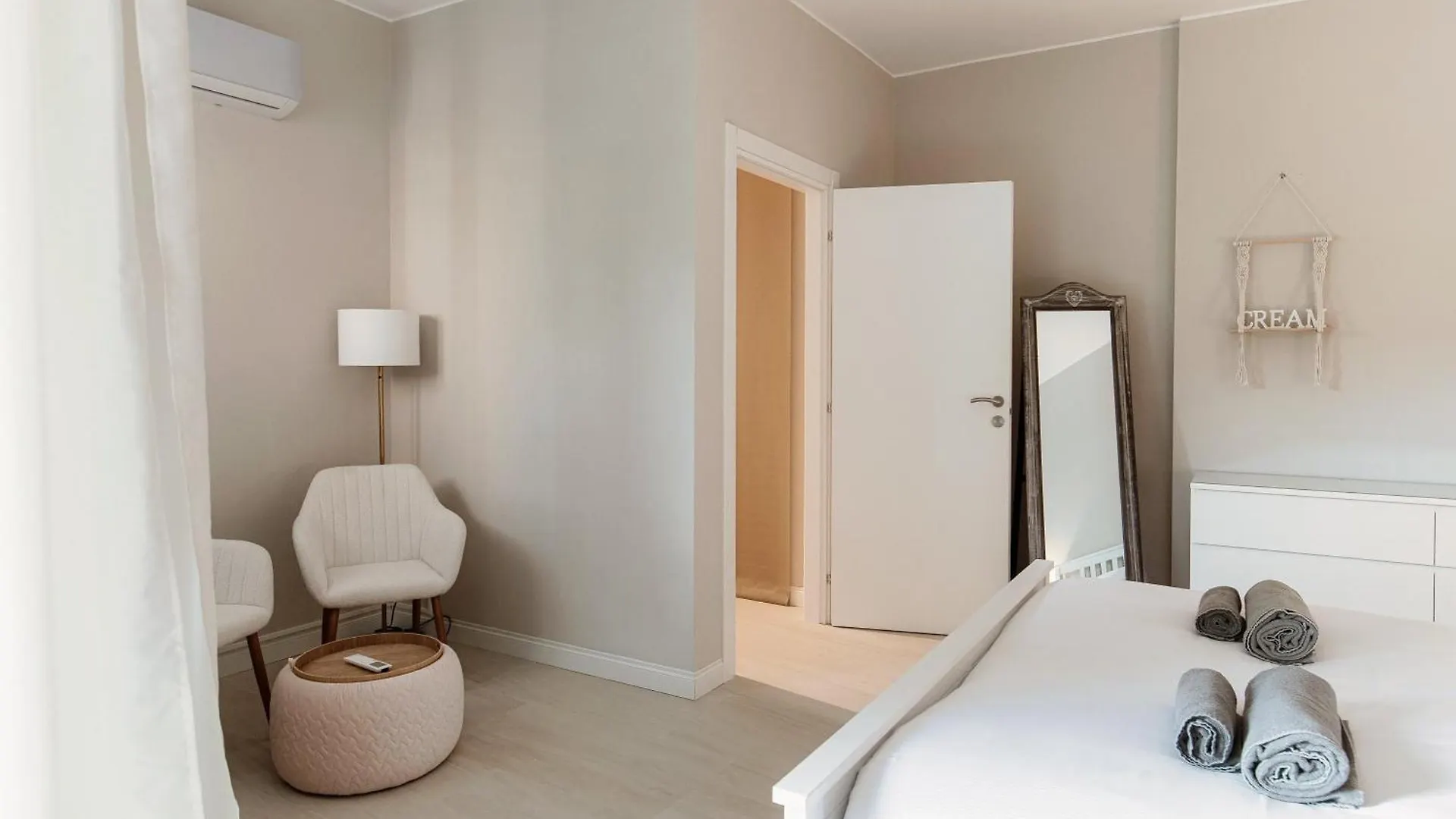 Appartement Cream Home - The House Of Travelers Como Italië